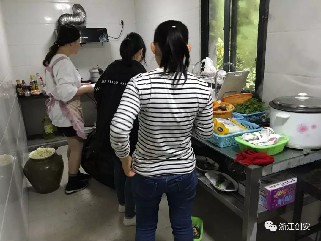 团建.webp.jpg