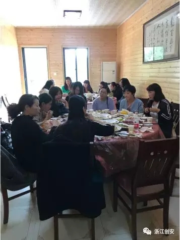 团建.webp (3).jpg